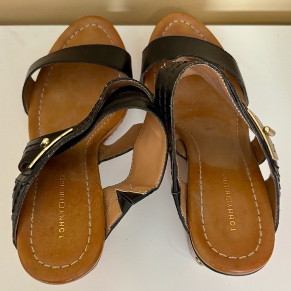 Tommy Hilfiger| Black FauxLeather ‘Mili’ Cork Wedge Sandal Shoe 4” Heel Sz 8.5 - Picture 6 of 9